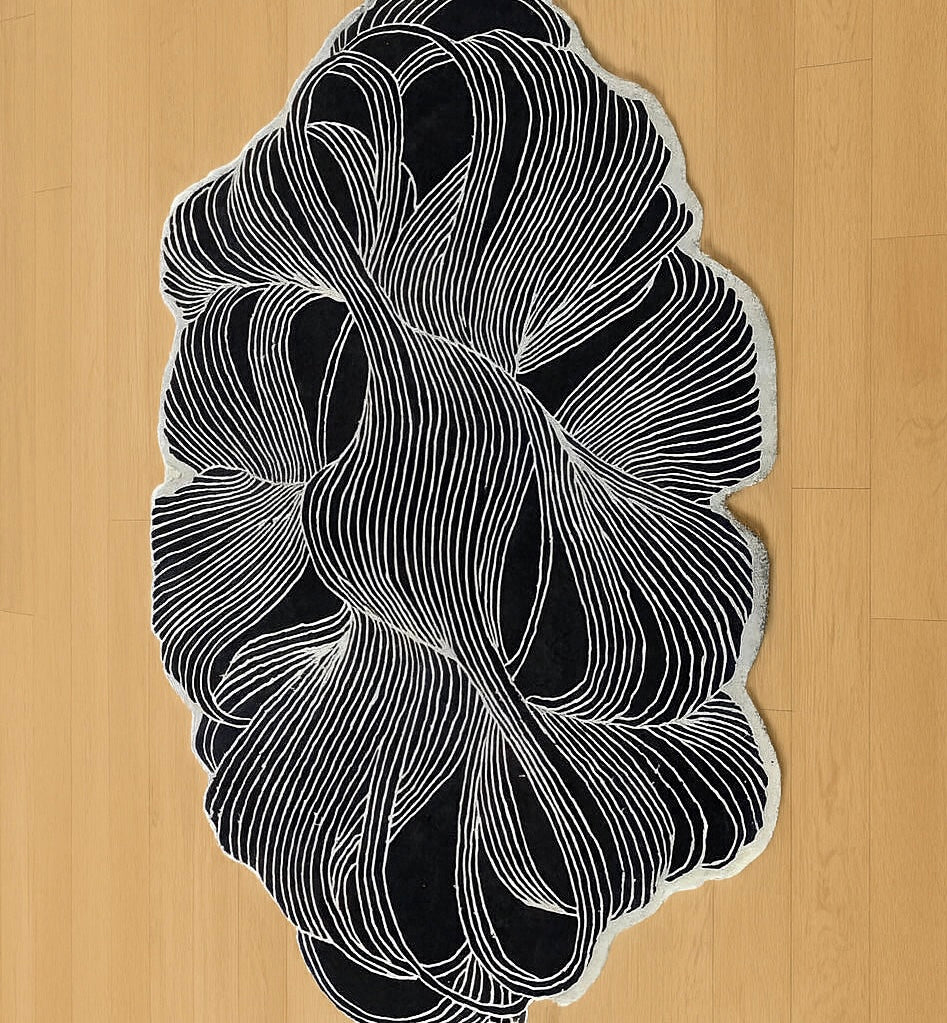 Freeform – Organic-shaped rug in black & white