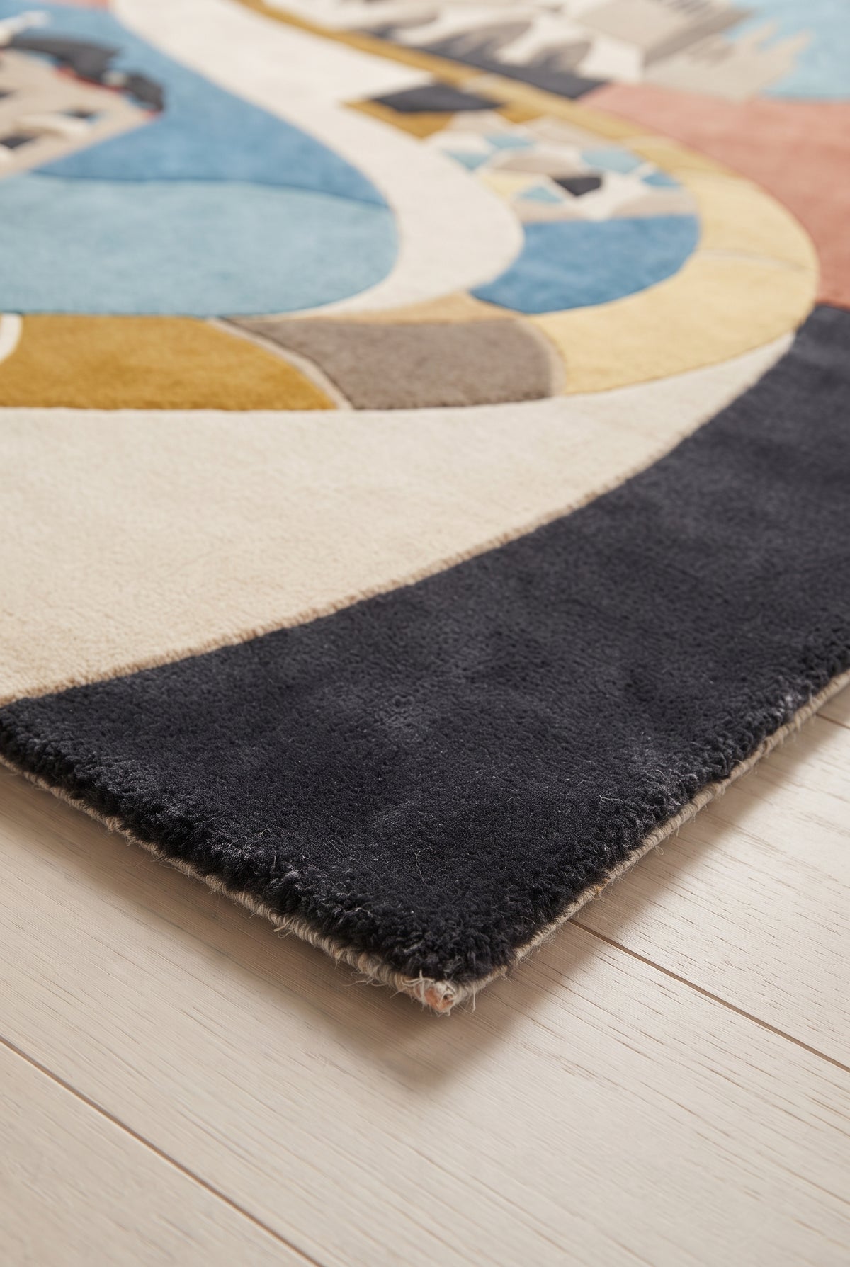 Barcelona Icons – Handgetufteter Designteppich
