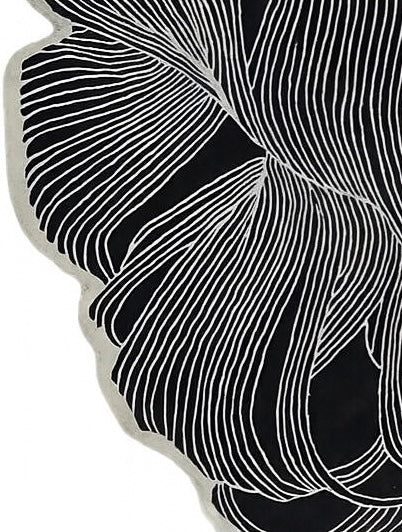Freeform – Organic-shaped rug in black & white