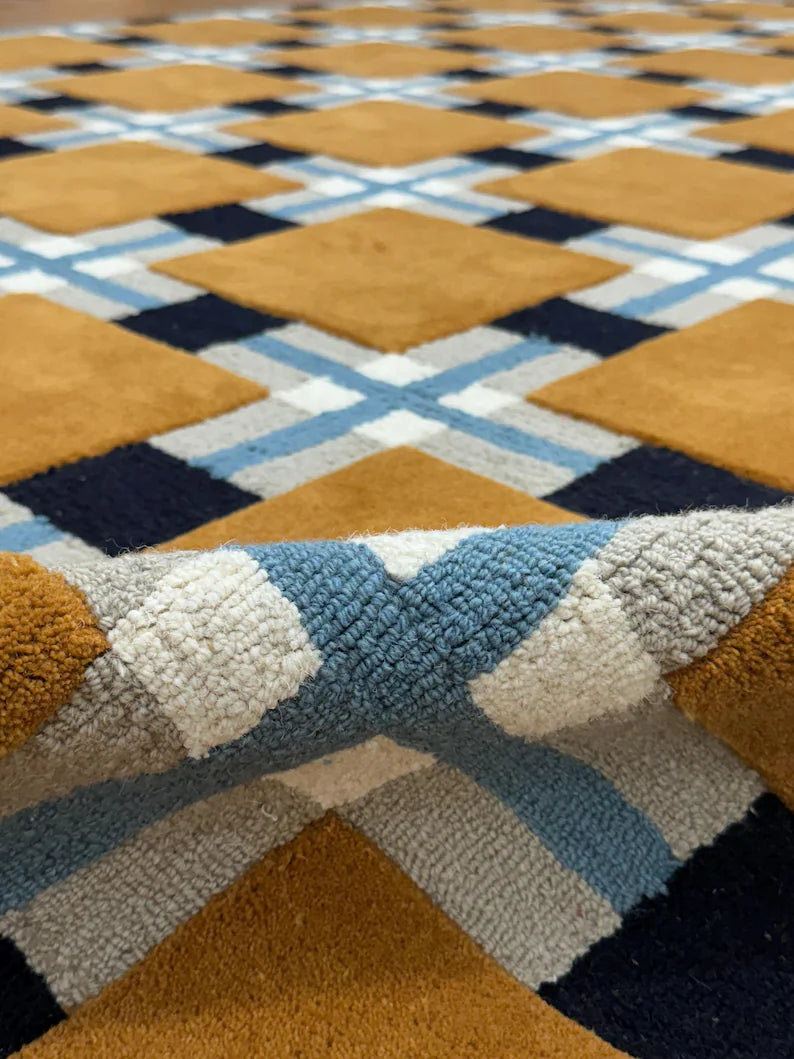 Golden Grid – Handgetufteter Teppich