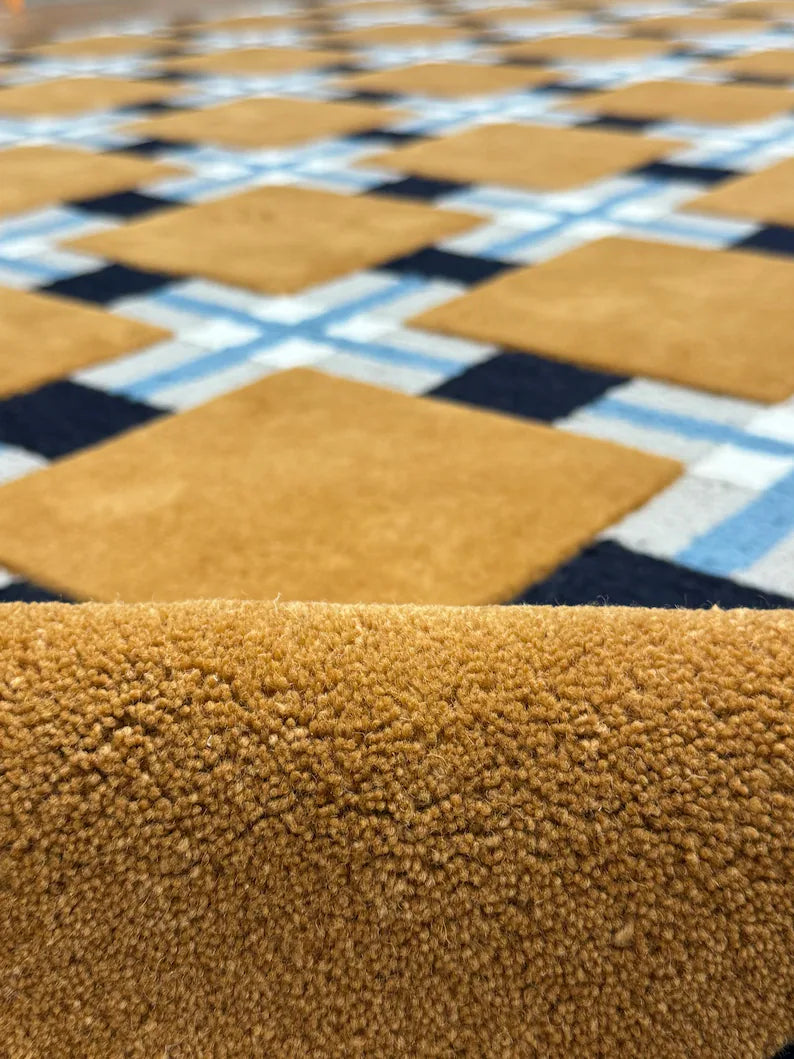 Golden Grid – Handgetufteter Teppich