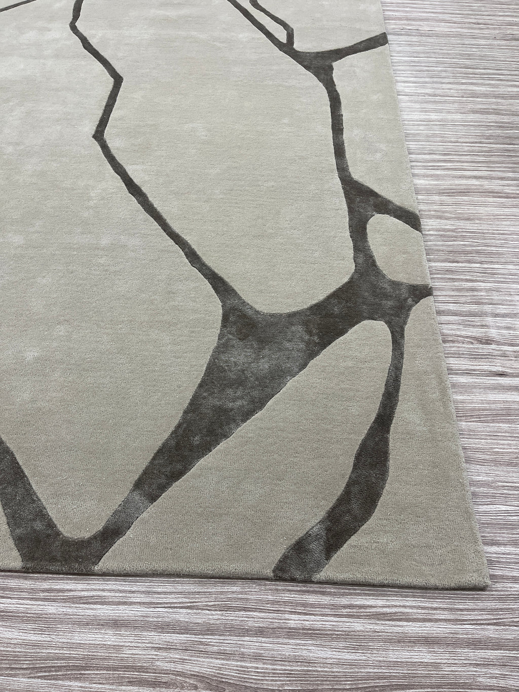 Stone Contours – Teppich mit organischem Linienmuster