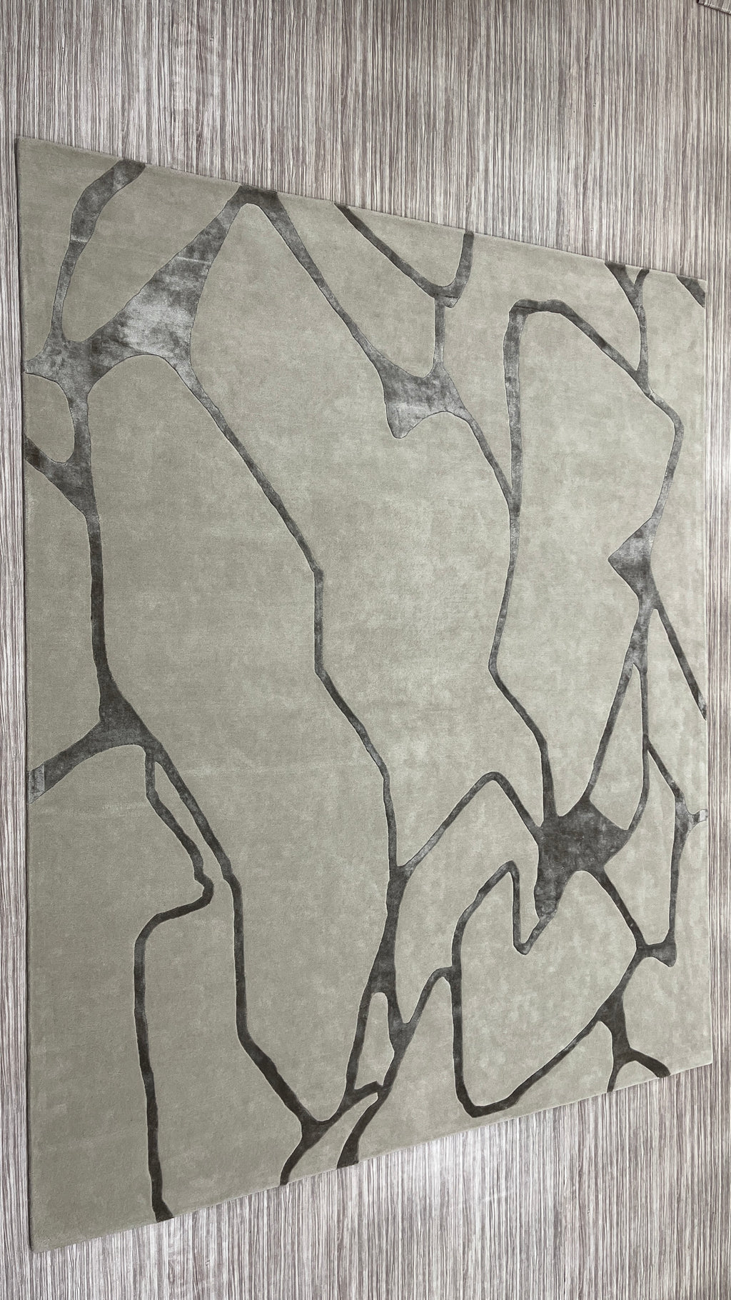Stone Contours – Teppich mit organischem Linienmuster