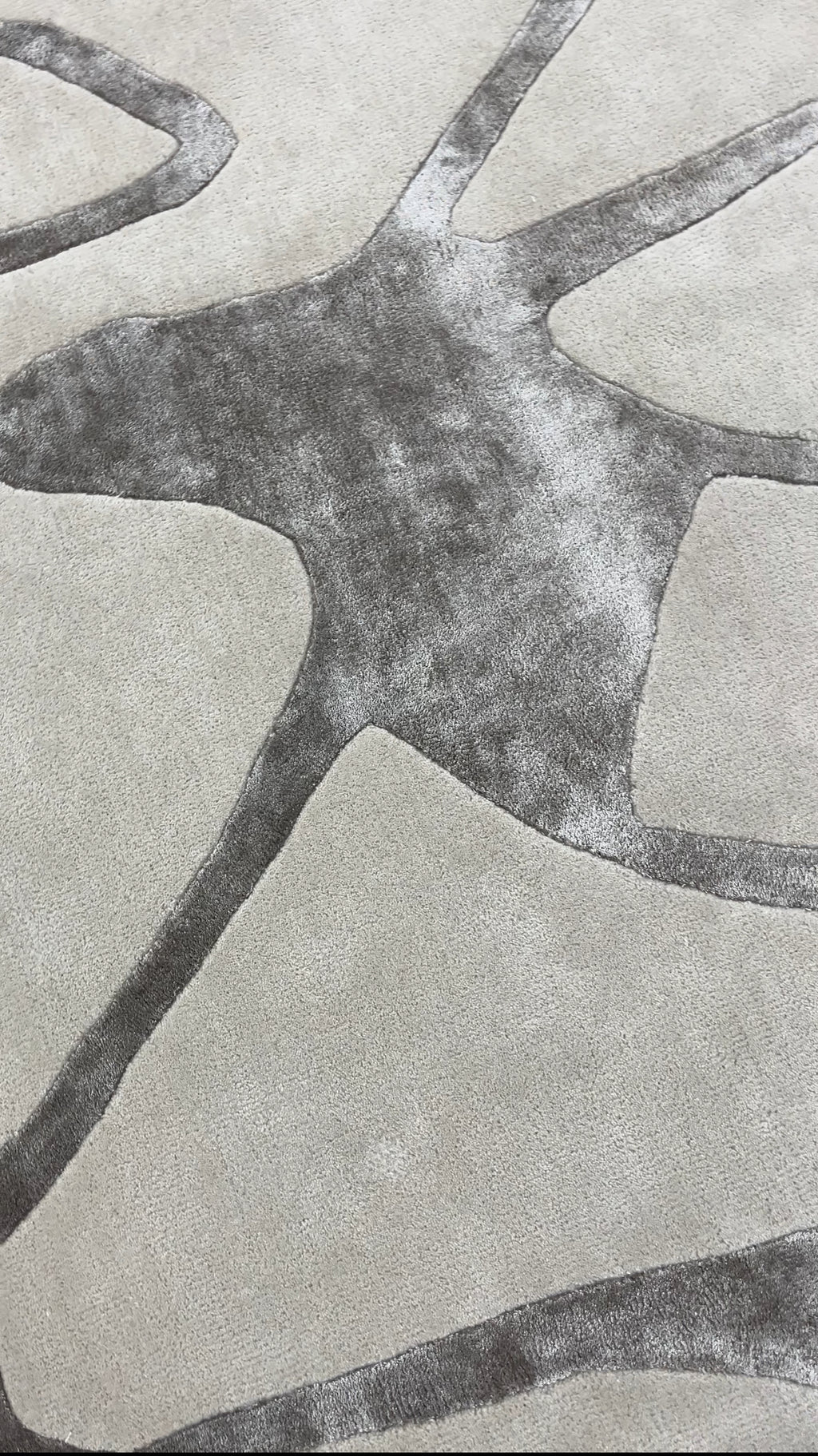 Stone Contours – Teppich mit organischem Linienmuster