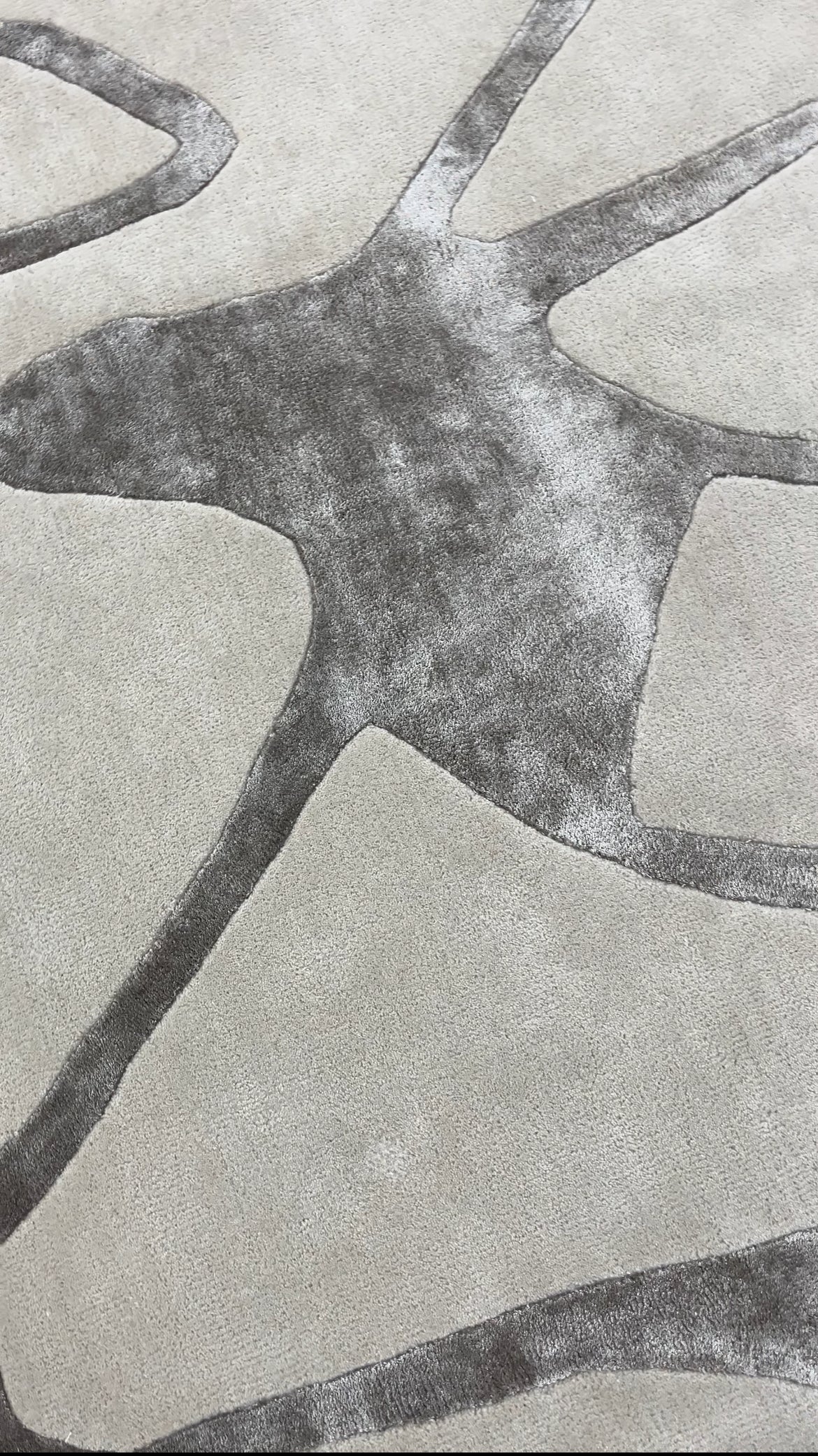 Stone Contours – Rug with flowing lines