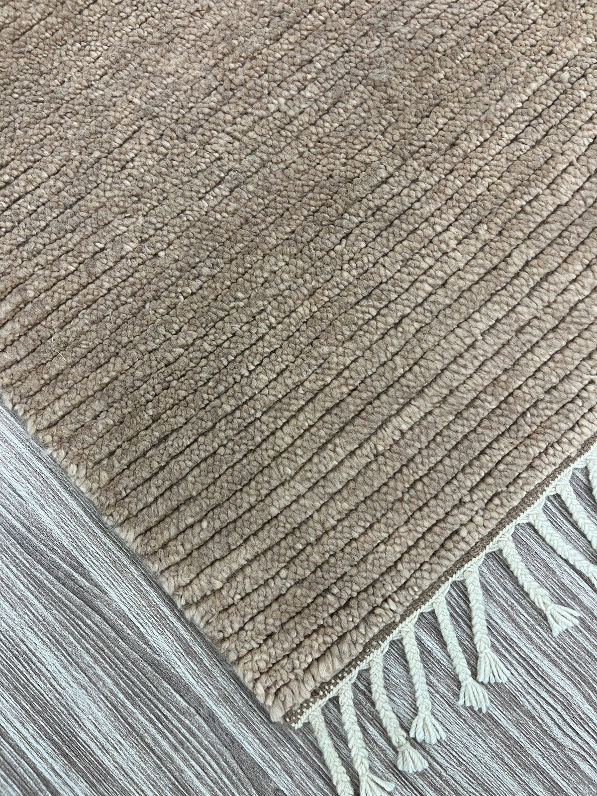 Linear Calm – Handgeknüpfter Teppich