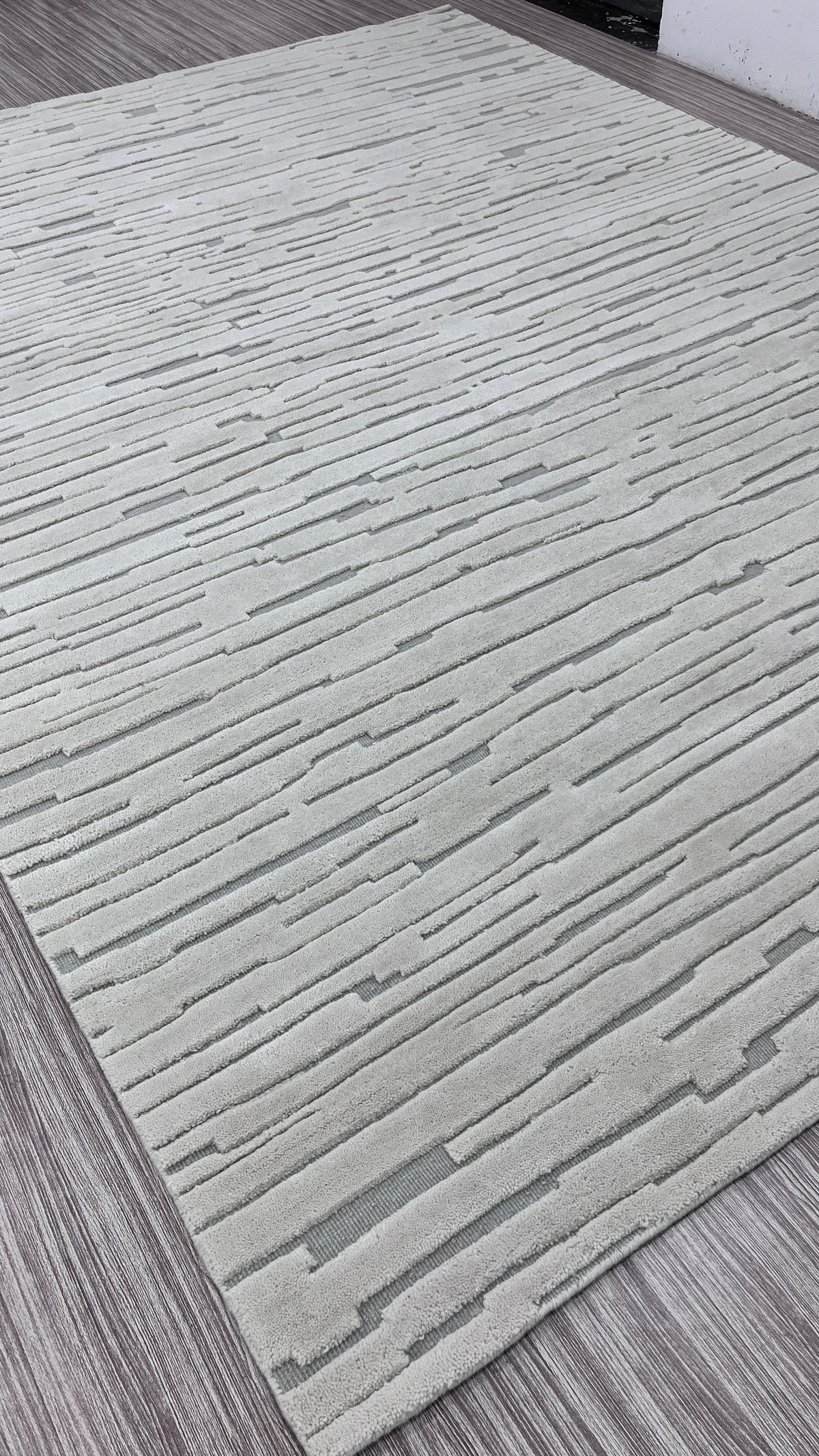 Silent Strata – Handgeknüpfter Teppich