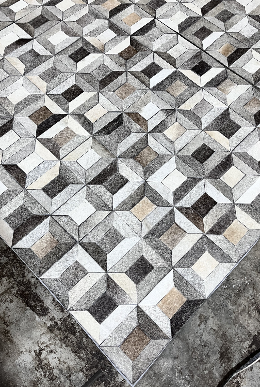 Cubic Frame – Patchwork-Lederteppich mit 3D-Muster