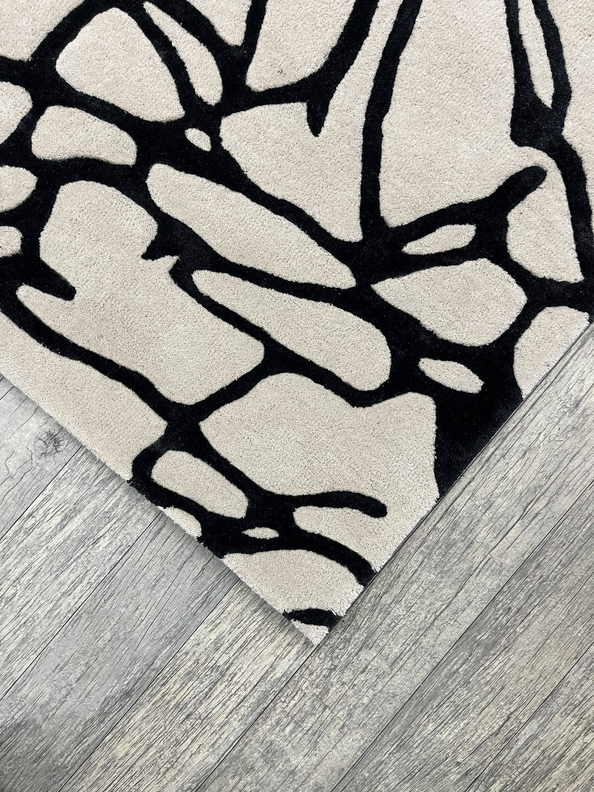 Floral Contour – Handgetufteter Teppich