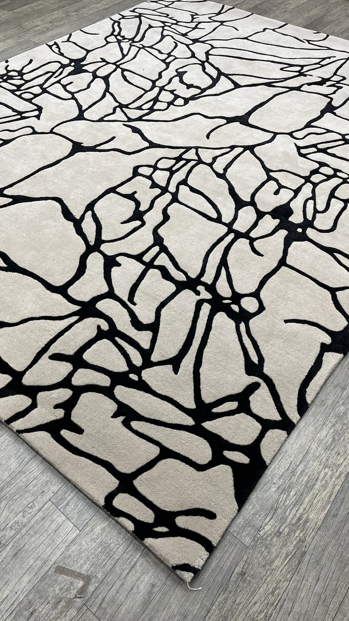 Floral Contour – Handgetufteter Teppich