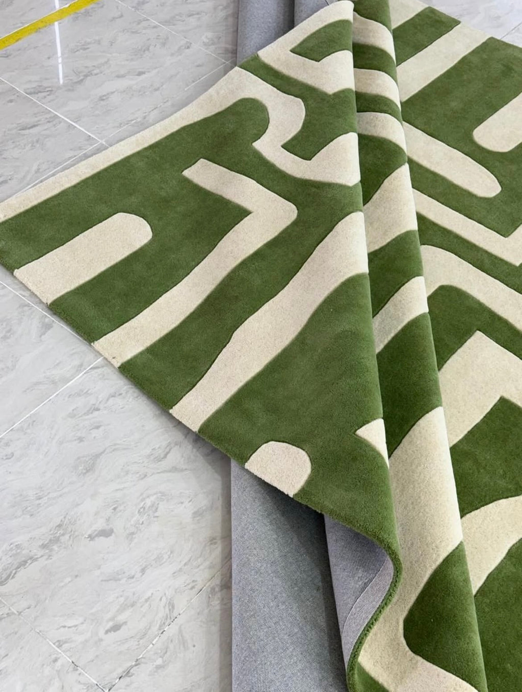 Olive Labyrinth – Geometric rug in olive & cream