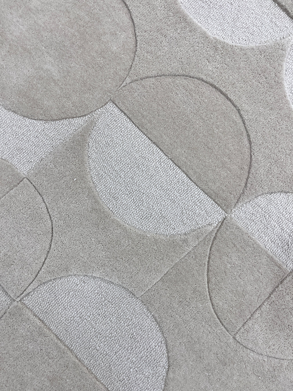 Orbit – Teppich mit skulpturalem Kreisrelief