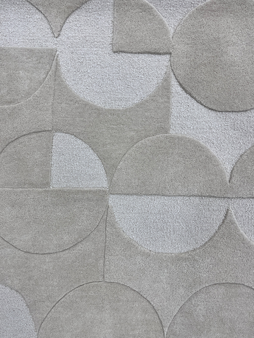Orbit – Teppich mit skulpturalem Kreisrelief