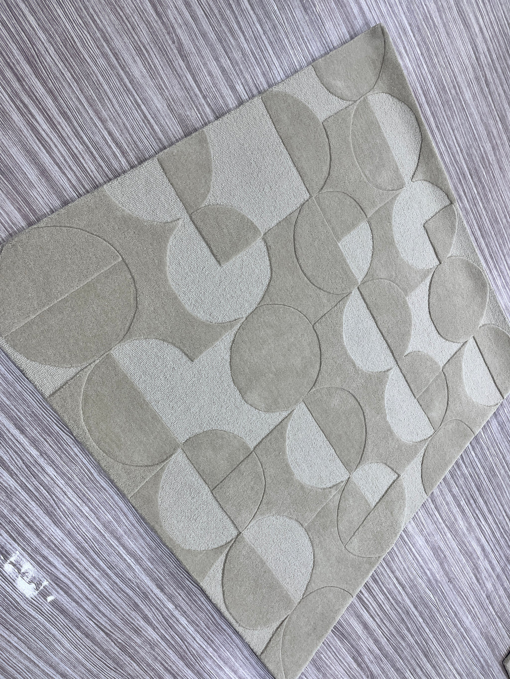Orbit – Teppich mit skulpturalem Kreisrelief
