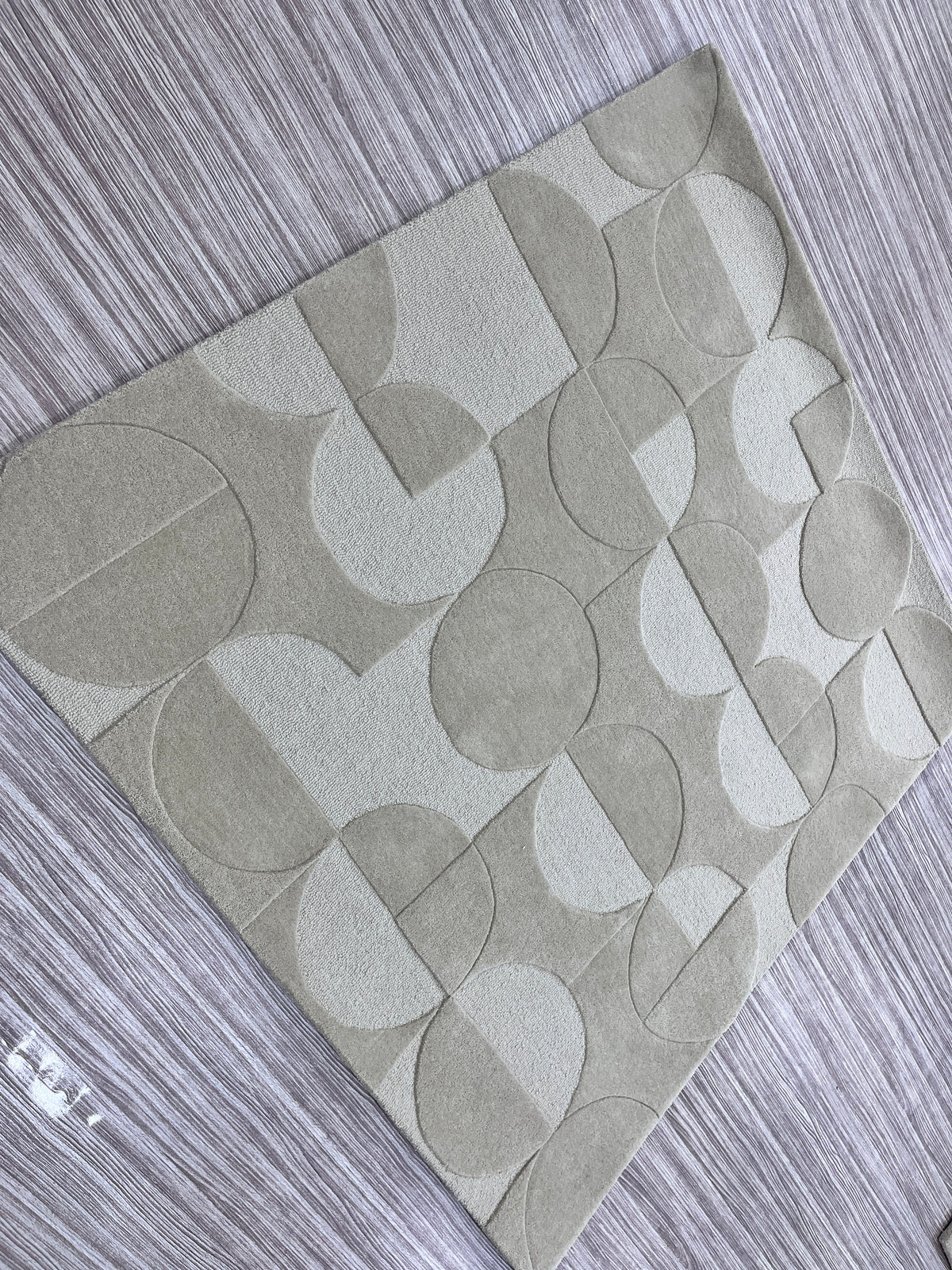 Orbit – Teppich mit skulpturalem Kreisrelief