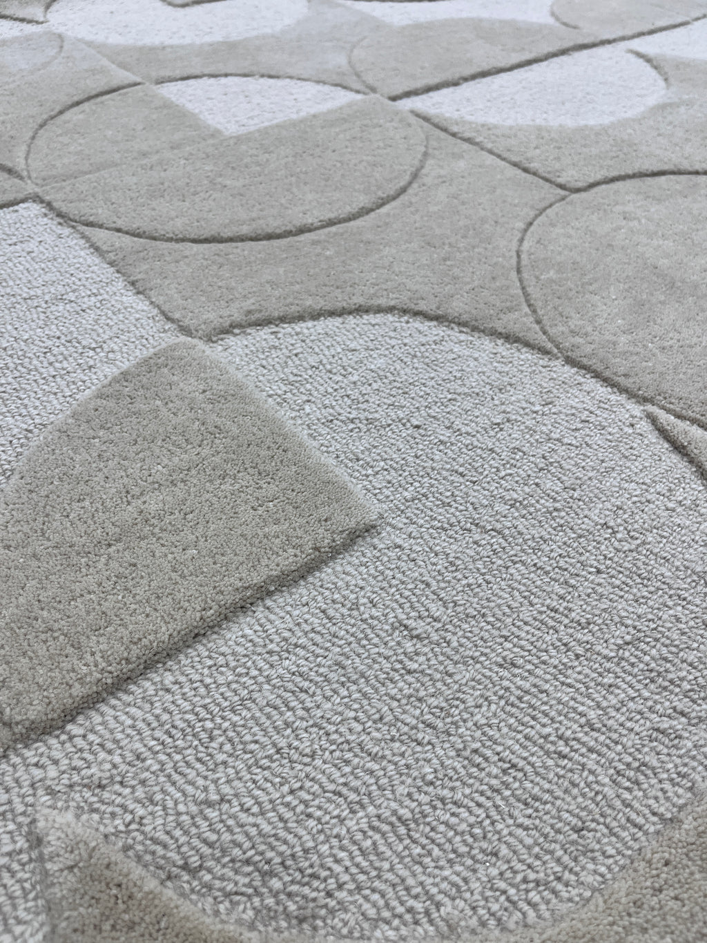 Orbit – Teppich mit skulpturalem Kreisrelief