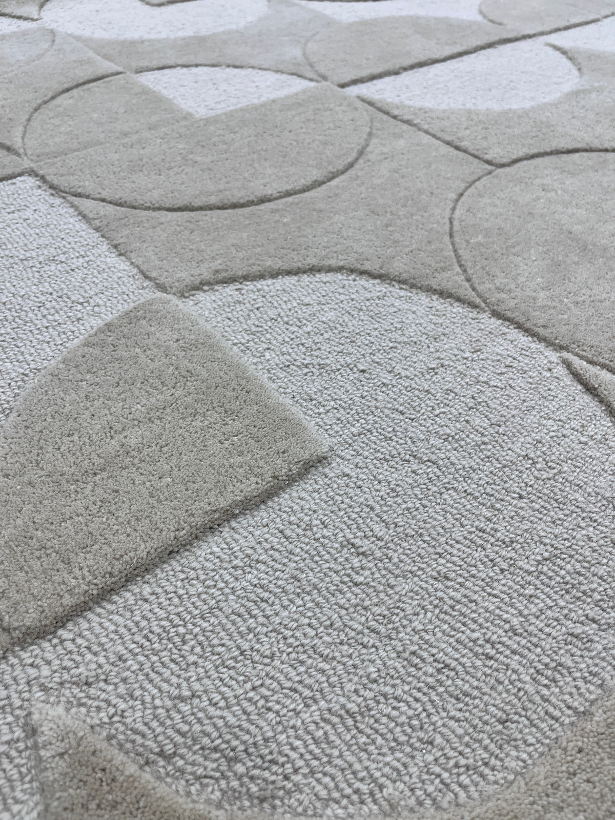 Orbit – Teppich mit skulpturalem Kreisrelief