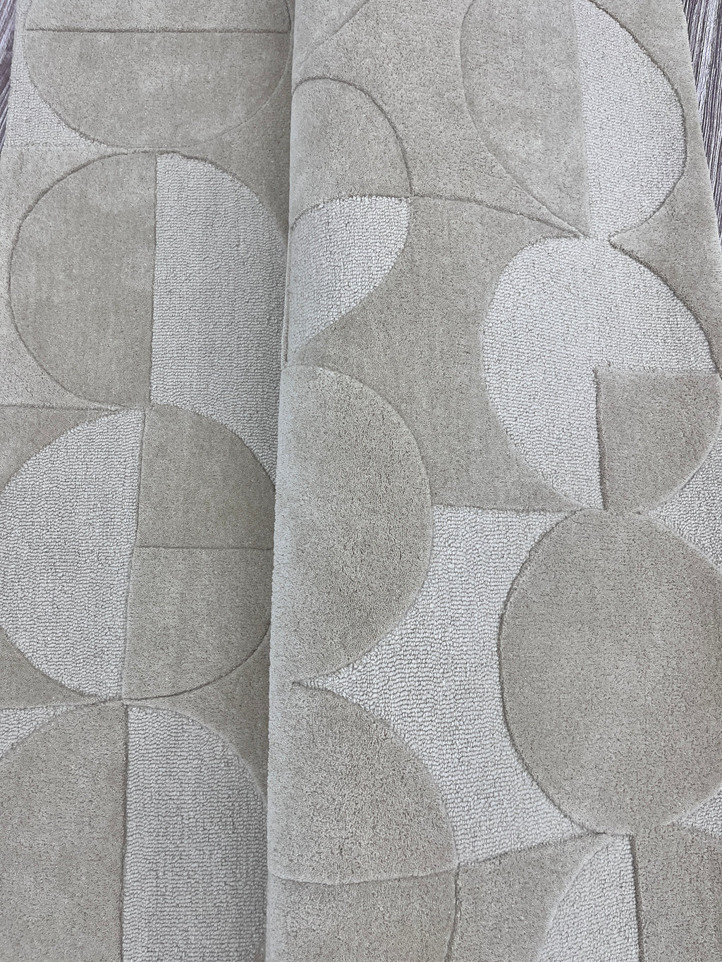 Orbit – Teppich mit skulpturalem Kreisrelief