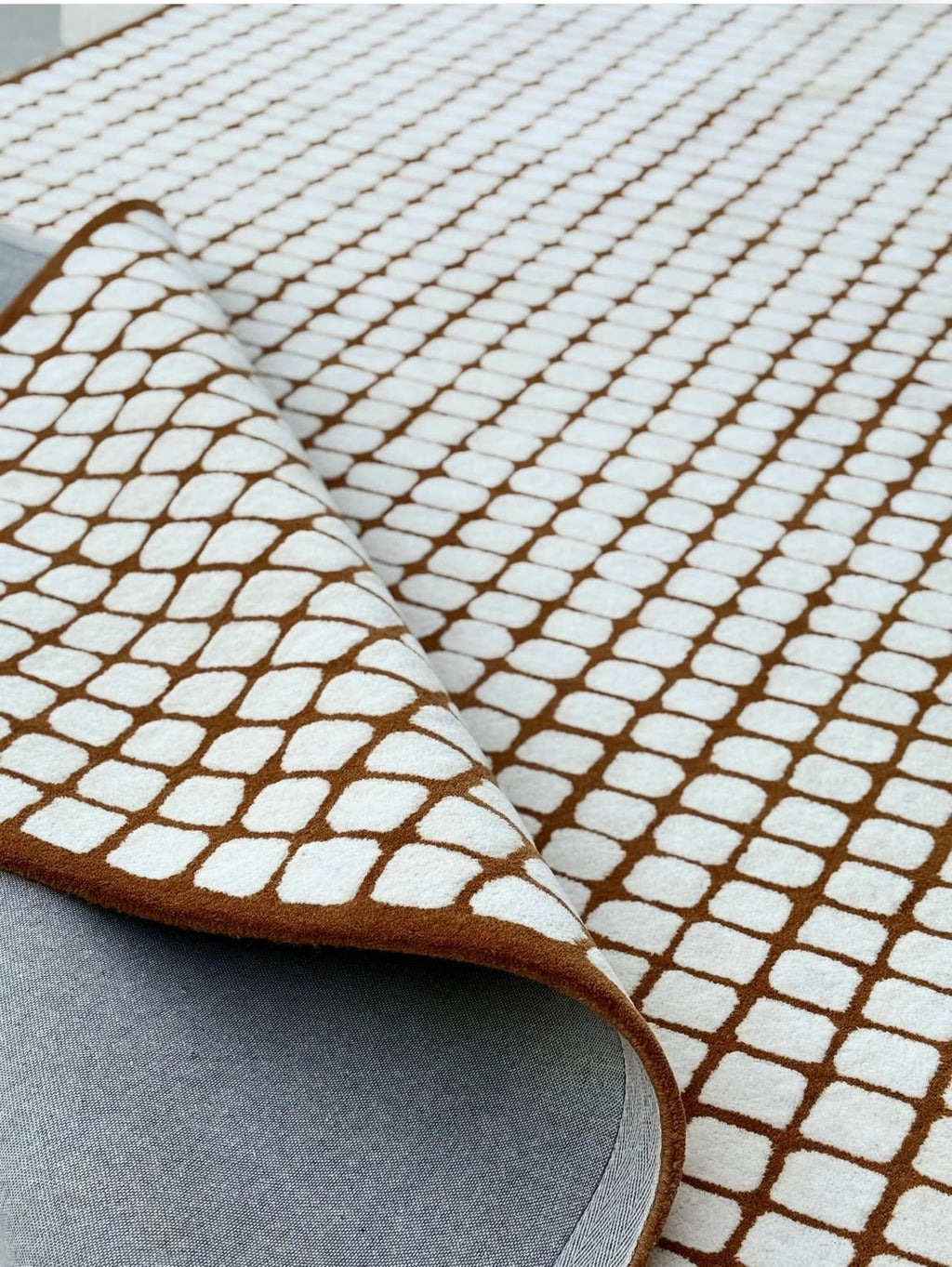 Terra Grid – Wollteppich mit geometrischem Gittermuster
