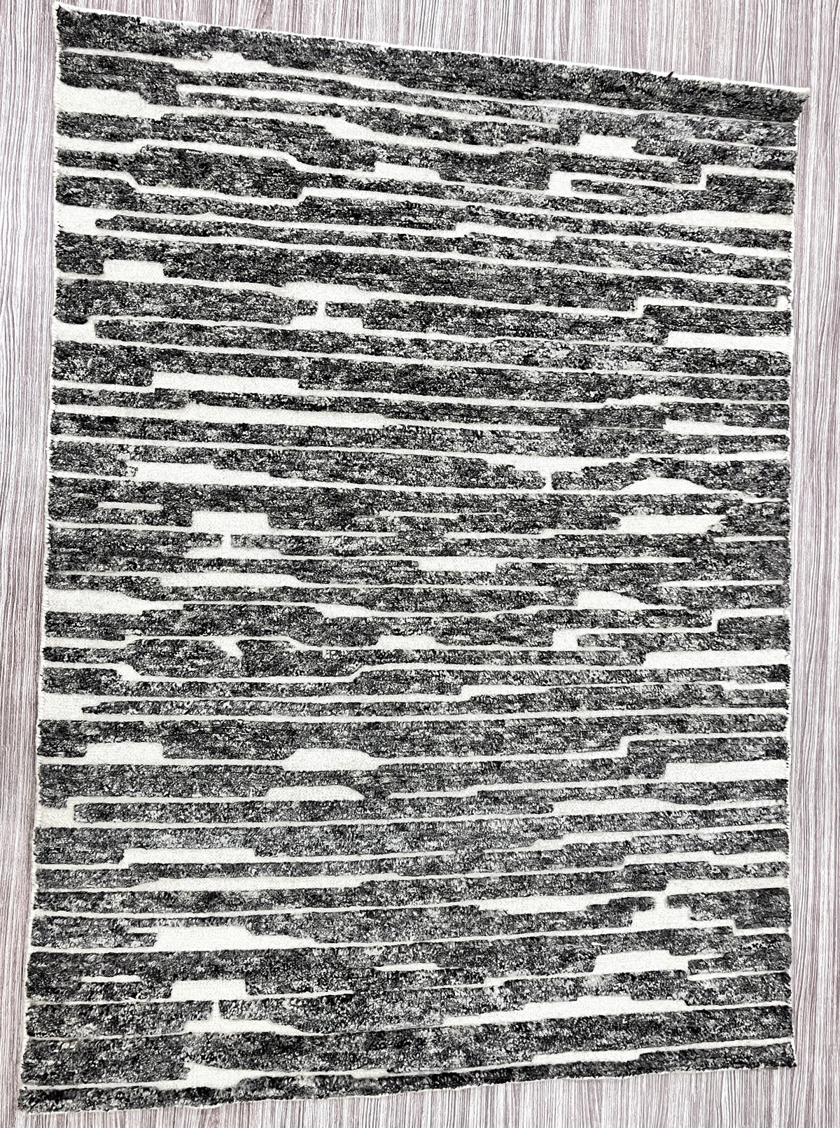 Basalt Lines – Handgeknüpfter Teppich
