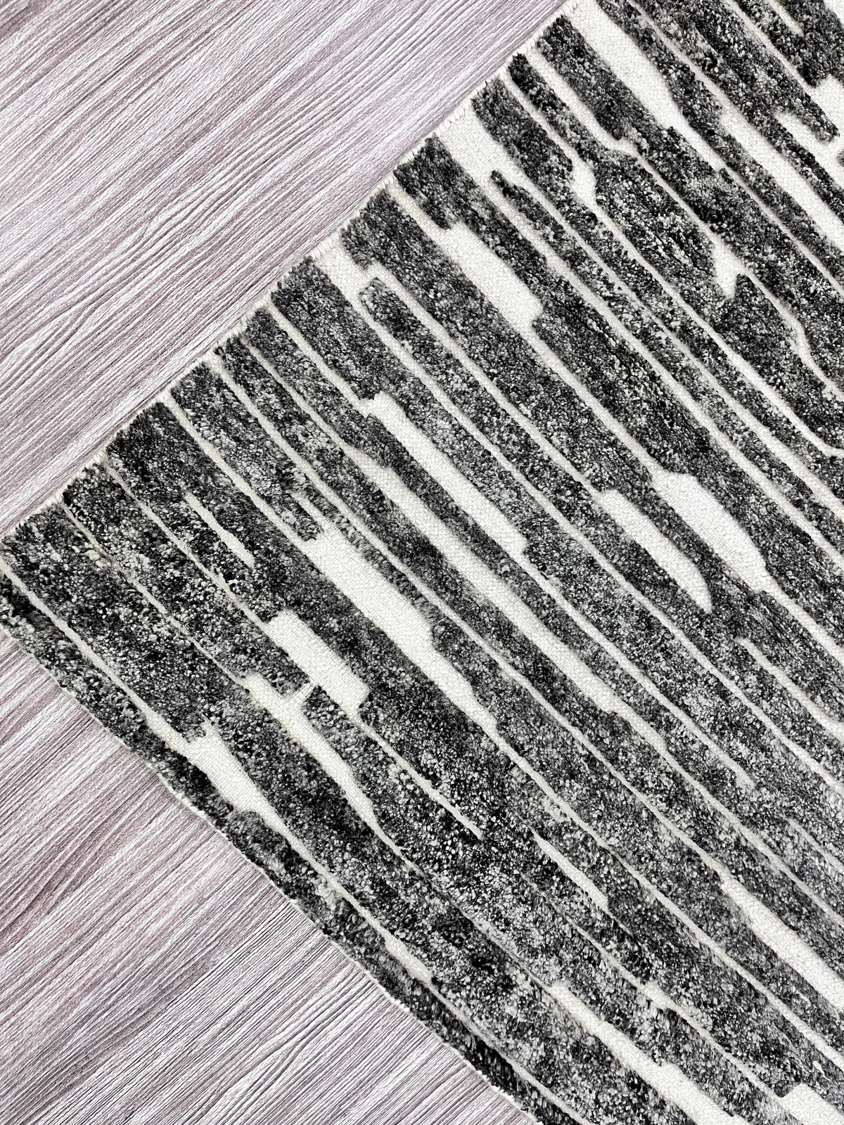 Basalt Lines – Handgeknüpfter Teppich