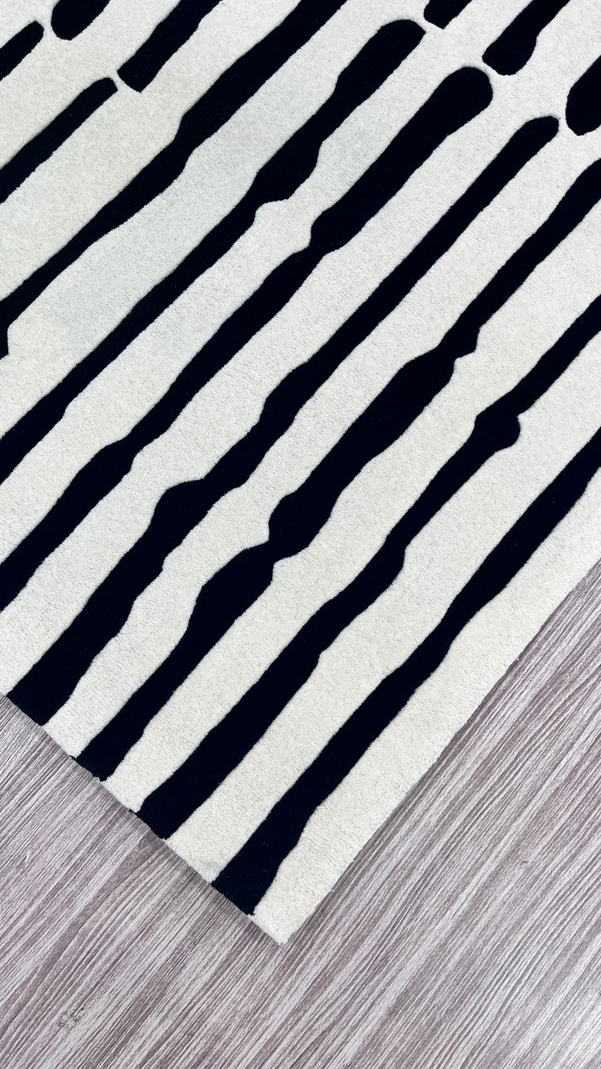 Rhythmic Lines – Handgetufteter Teppich