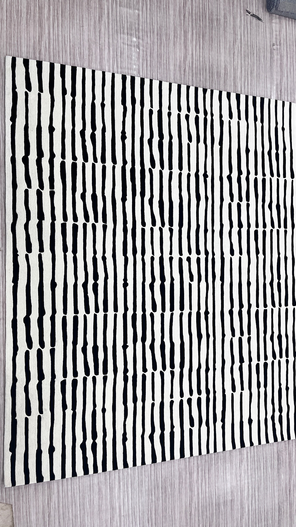 Rhythmic Lines – Handgetufteter Teppich