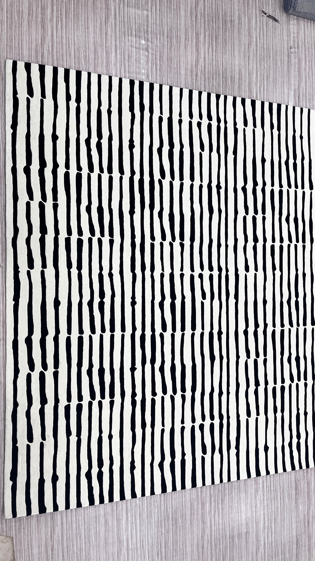 Rhythmic Lines – Handgetufteter Teppich
