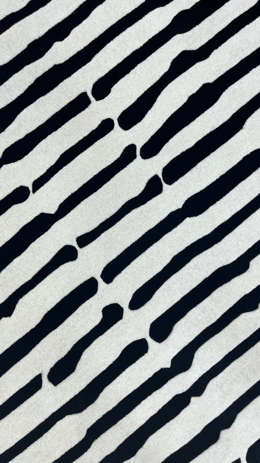 Rhythmic Lines – Handgetufteter Teppich