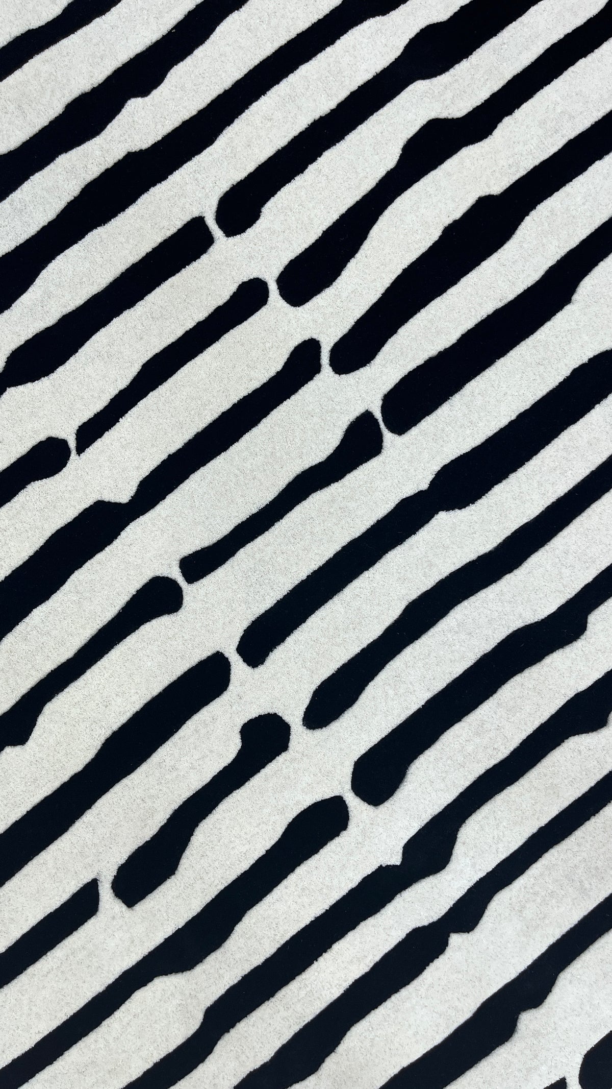 Rhythmic Lines – Handgetufteter Teppich