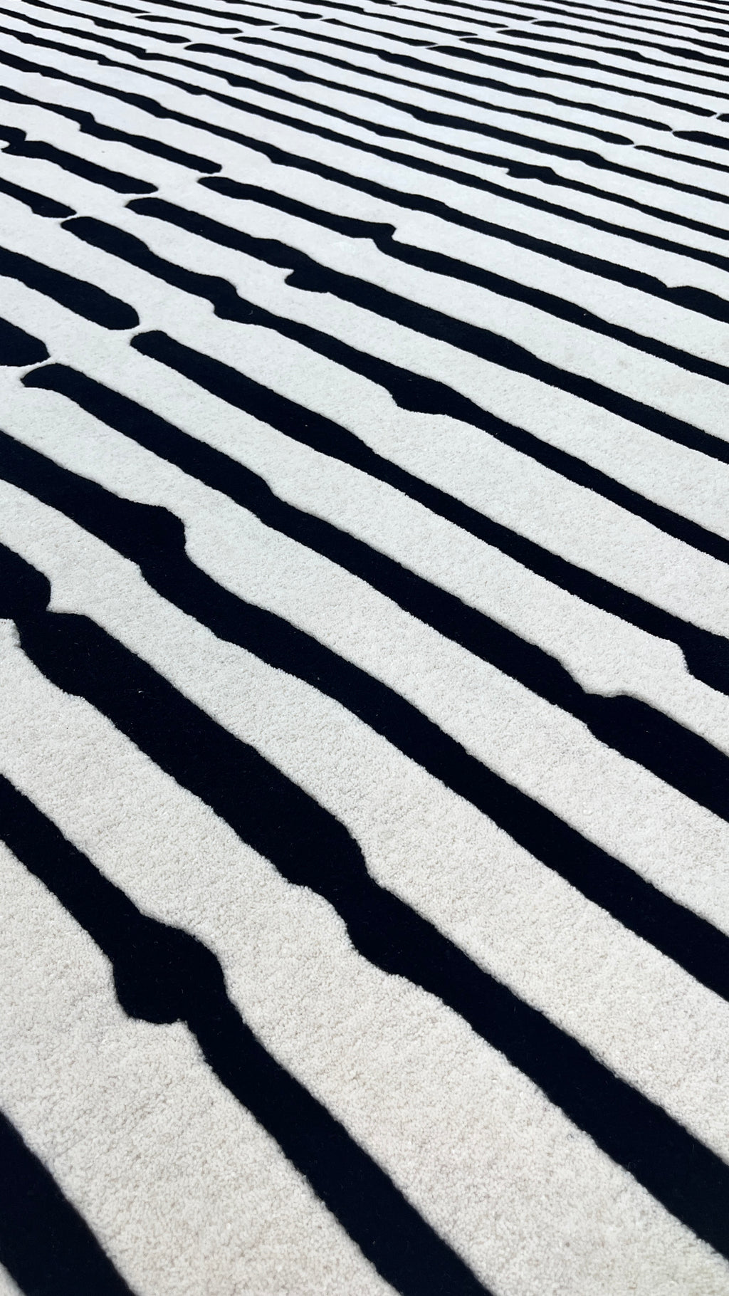 Rhythmic Lines – Handgetufteter Teppich