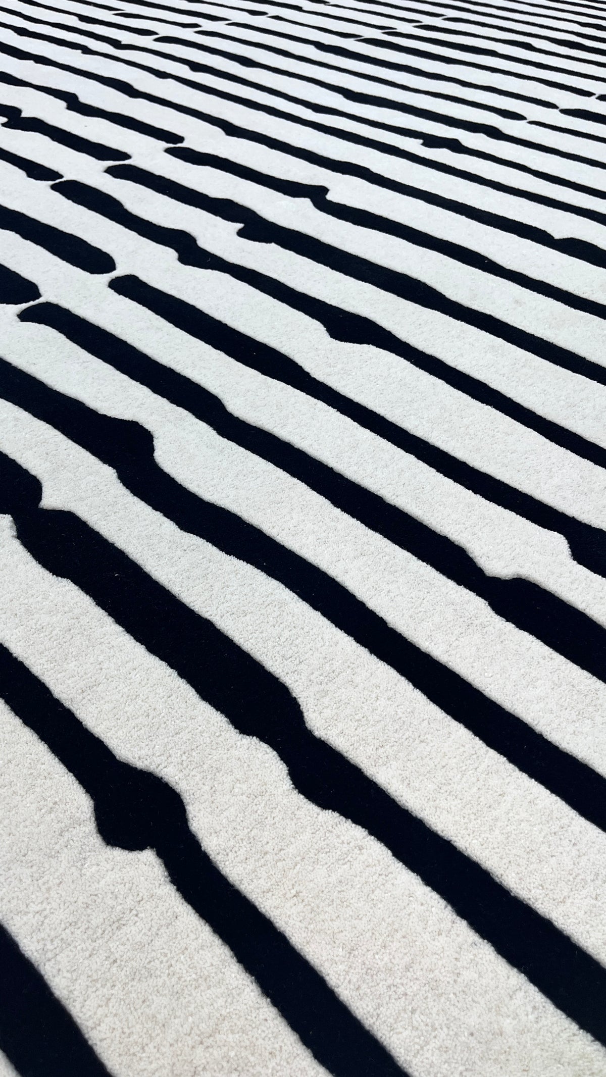 Rhythmic Lines – Handgetufteter Teppich