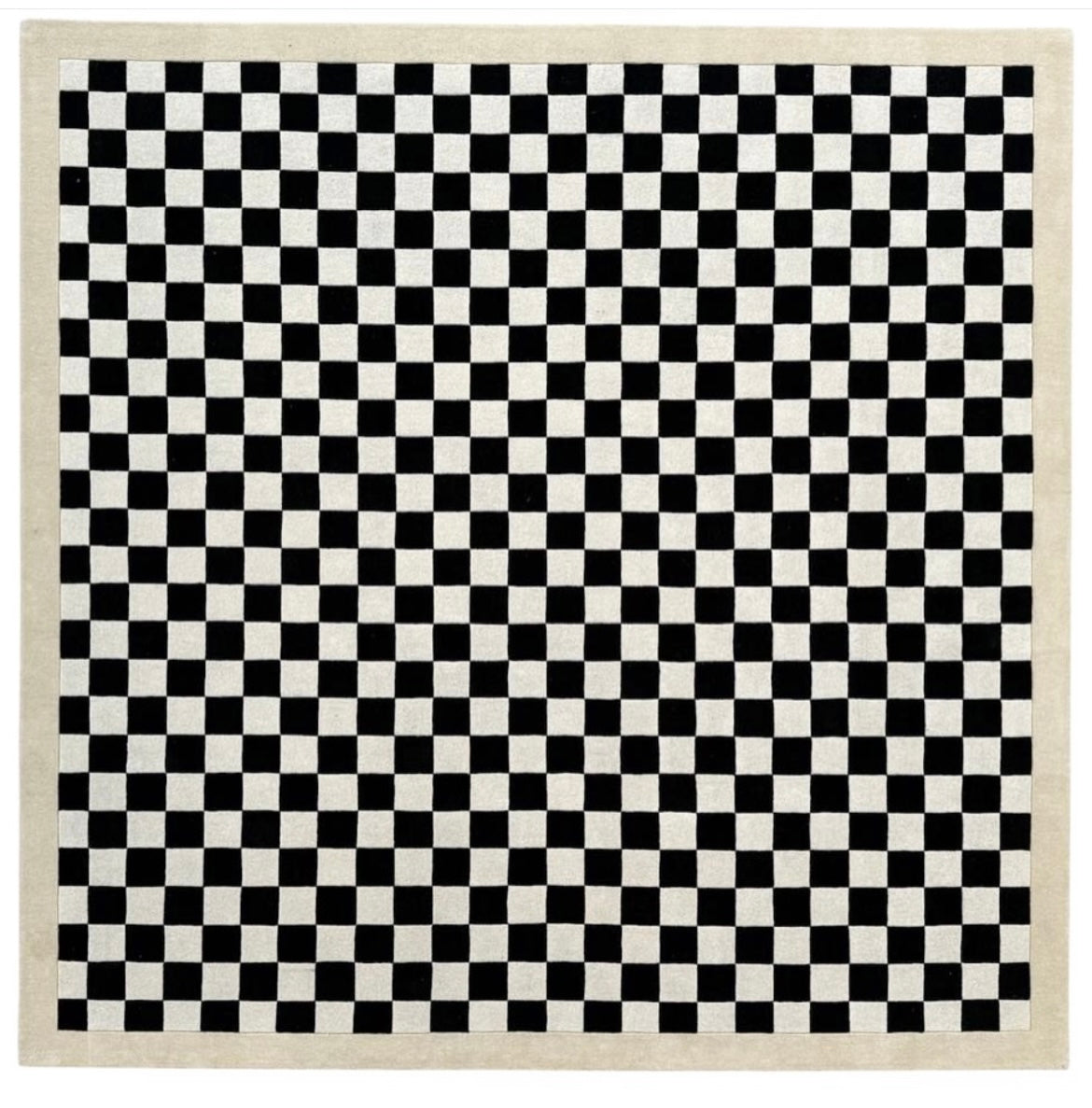 Classic Checkerboard – Wollteppich in Schwarz & Creme