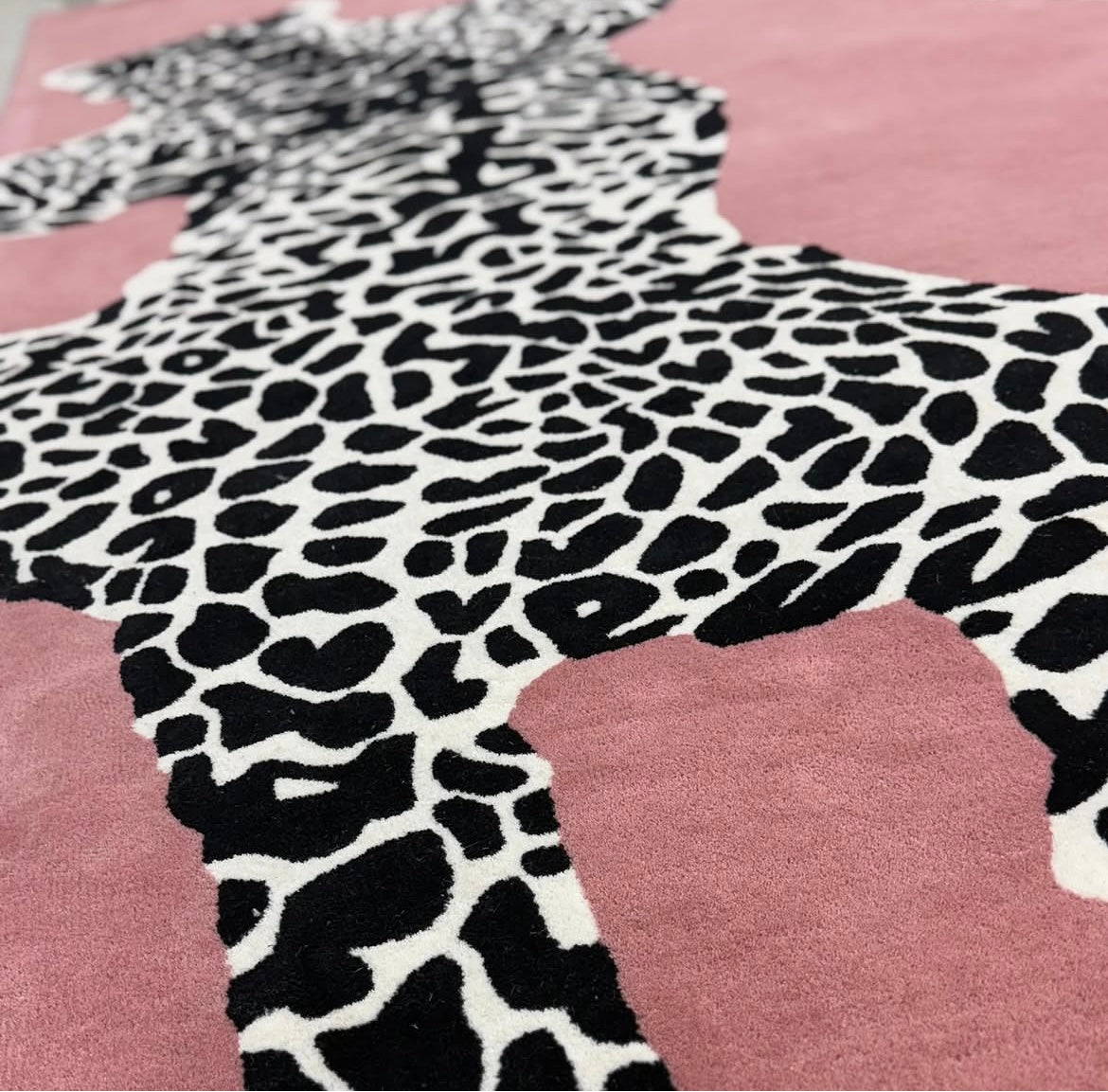 Leopard Rose – Wollteppich mit Leopardenmotiv
