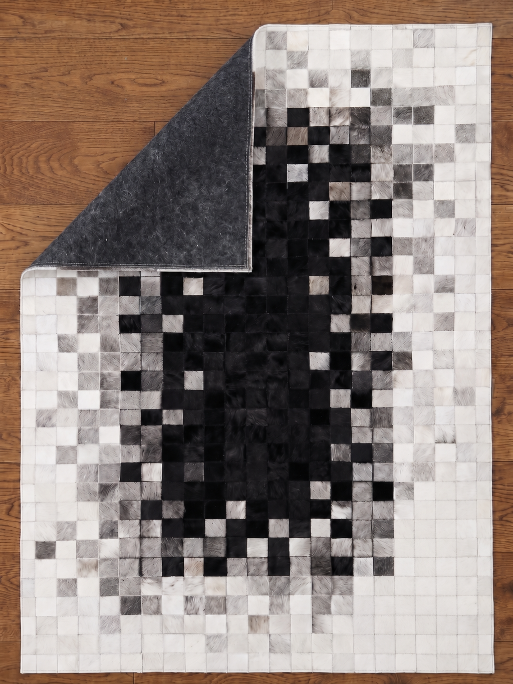 Pixel Mosaic – Patchwork-Lederteppich in Schwarz-Weiß