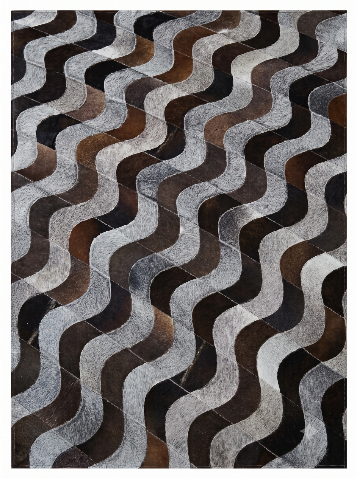 Natural Waves – Patchwork leather rug with a wave pattern