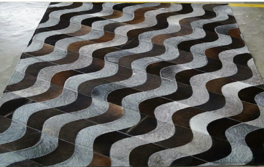 Natural Waves – Patchwork leather rug with a wave pattern